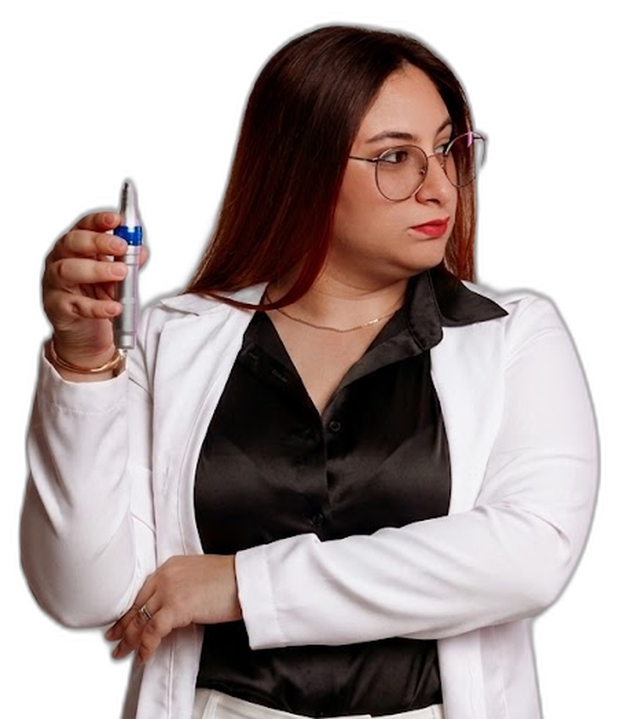 Natalia Ripoll, especialista en estética facial, sosteniendo un dispositivo de tratamiento